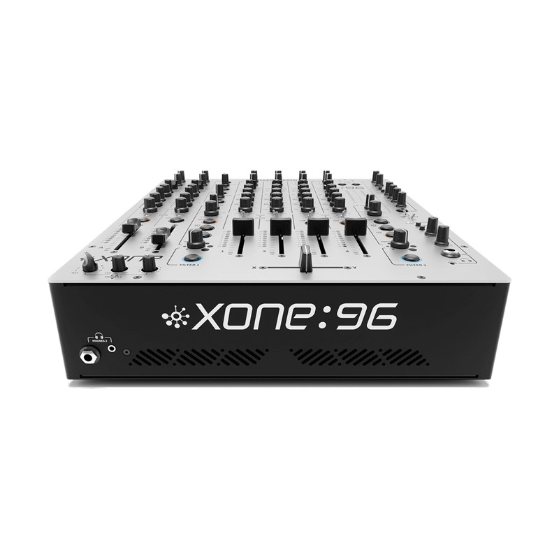 Consoles Club - 6+2 voies stéréo, double carte son - face avant