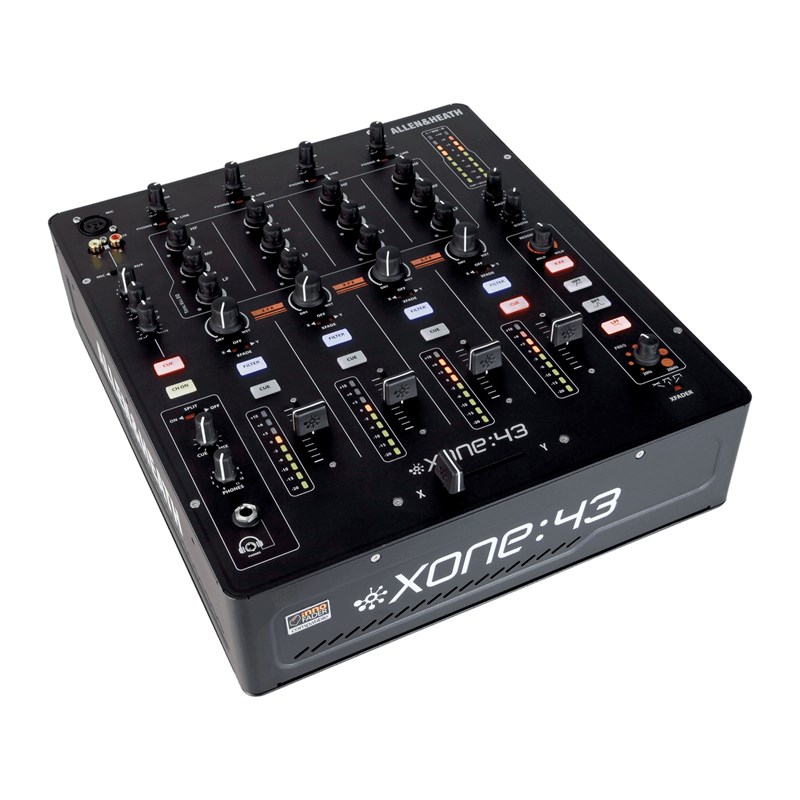 Consoles Club - 4 voies stéréo, 2 out stéréo - table analogique