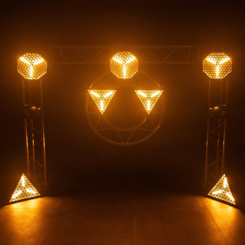 Effet LED triangulaire - 3x60W ambre + 24 RGB - Amber-T portique